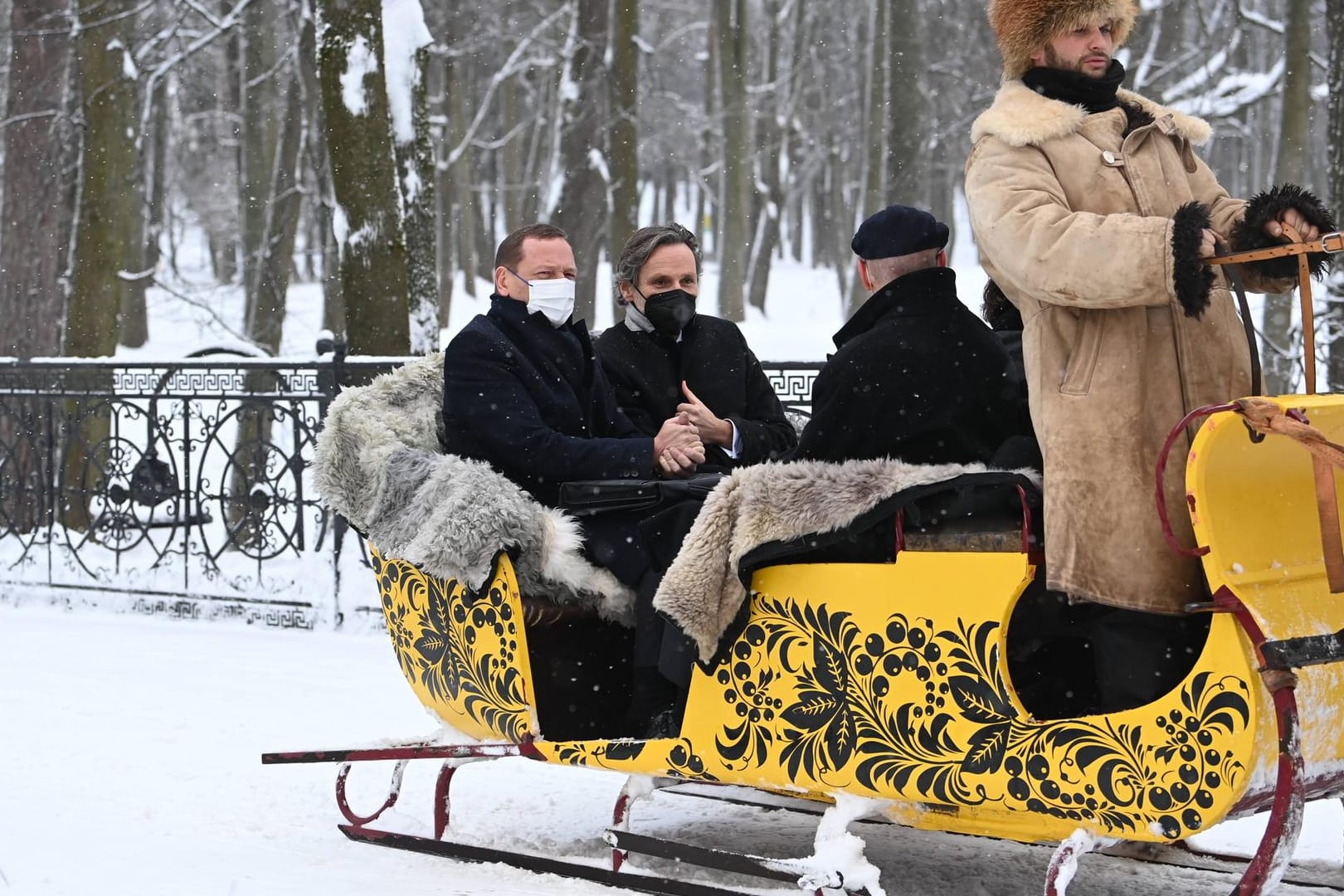 Der französische Diplomat Emmanuel Bonne und seiner deutscher Kollege Jens Plötner fahren mit dem russischen Vertreter Dmitry Kozak in einem Schlitten zum Tagungsort.