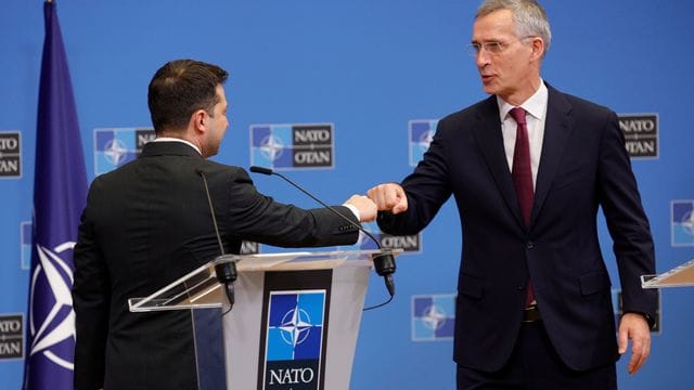 Nato-Generalsekretär Jens Stoltenberg (r) und Wolodymyr Selenskyj, Präsident der Ukraine, nach einer Pressekonferenz im Nato-Hauptquartier.