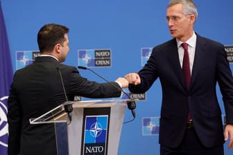 Nato-Generalsekretär Jens Stoltenberg (r) und Wolodymyr Selenskyj, Präsident der Ukraine, nach einer Pressekonferenz im Nato-Hauptquartier.