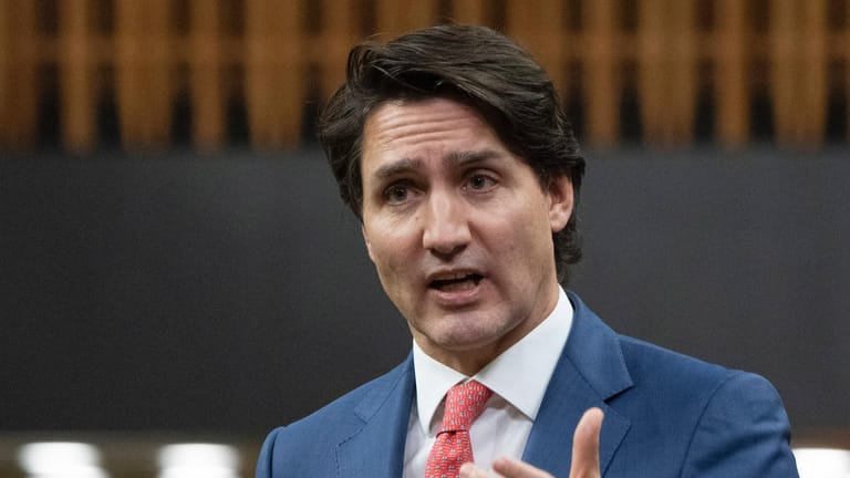 Justin Trudeau bei einer Rede (Archivbild): Der kanadische Premier ist sauer über einen Partyflug nach Mexiko.