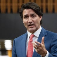 Justin Trudeau bei einer Rede (Archivbild): Der kanadische Premier ist sauer über einen Partyflug nach Mexiko.