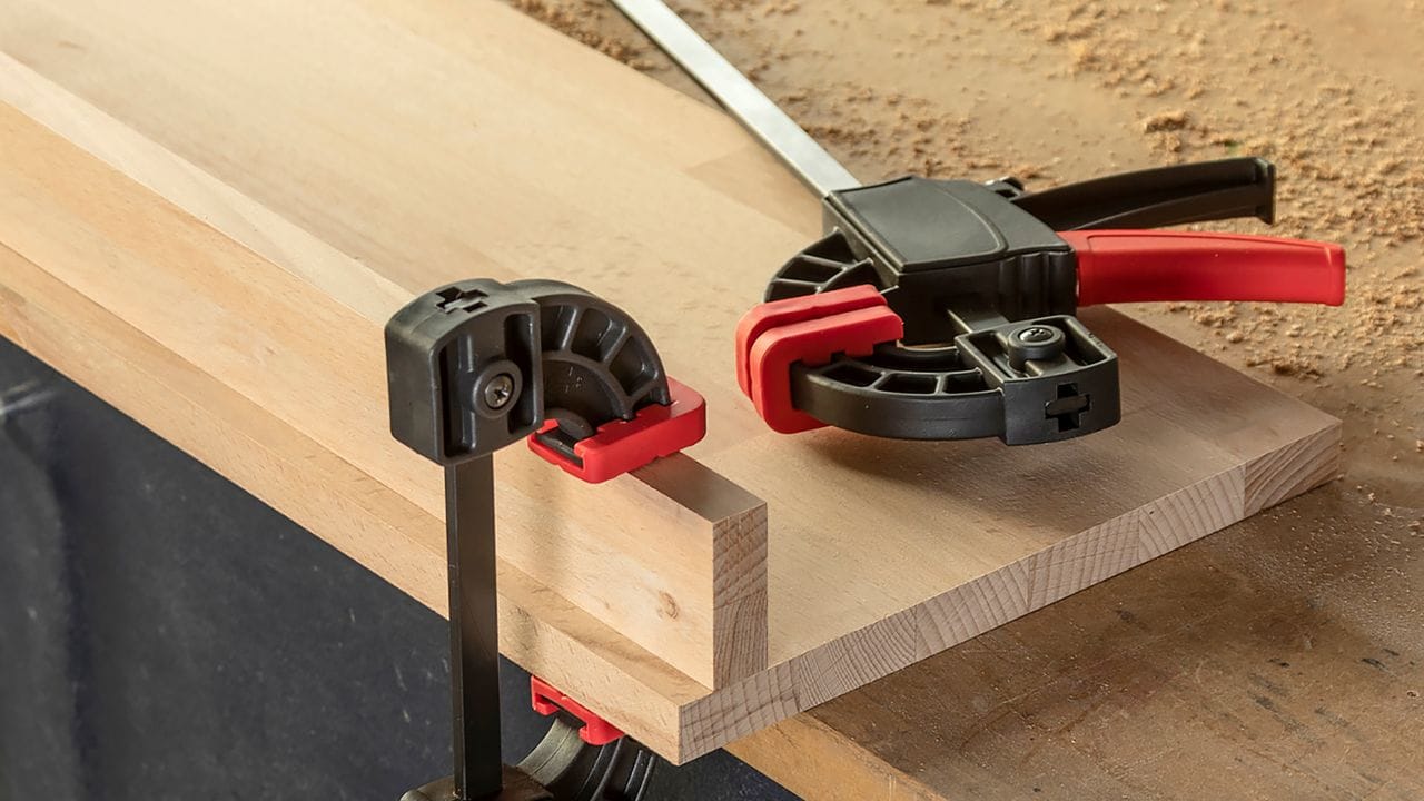 Mit Schonbacken an den Schnellspannzwingen werden Druckstellen im Holz vermieden - doch sie könnten oft größer sein. Mit Schonbacken an den Schnellspannzwingen werden Druckstellen im Holz vermieden - doch sie könnten oft größer sein.