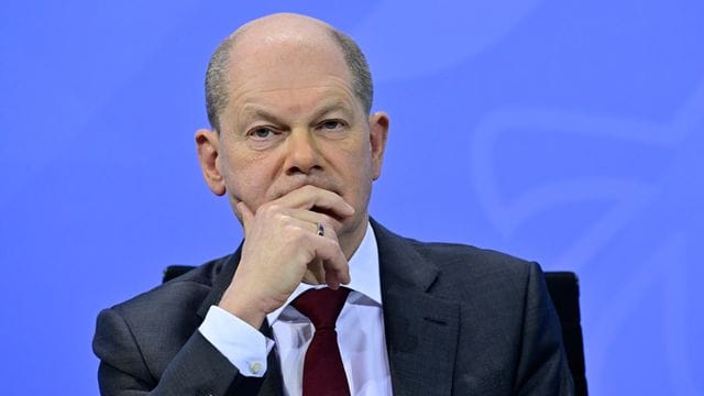 Olaf Scholz: Wer eine Möglichkeit hat, sich impfen zu lassen, sollte da nicht hingehen, sondern eher hinrennen. Olaf Scholz: Wer eine Möglichkeit hat, sich impfen zu lassen, sollte da nicht hingehen, sondern eher hinrennen.