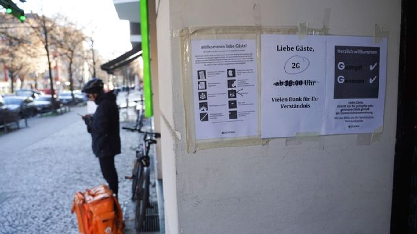 Ein Schild in Berlin weist Gäste auf die "2G"-Regel hin.