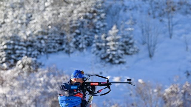 Biathlet Erik Lesser steht am Schießstand.