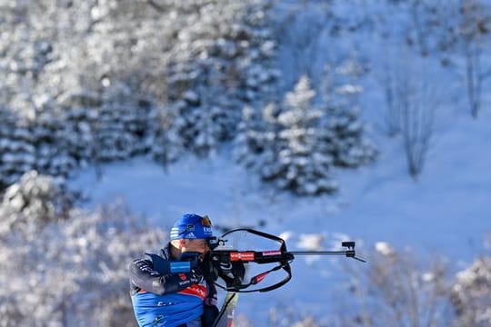 Biathlet Erik Lesser steht am Schießstand.