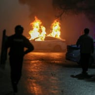 Brennendes Polizeiauto in Almaty: In der Stadt kommt es seit Tagen zu heftigen Protesten.