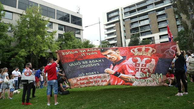 Demonstranten versammeln sich in Melbourne vor einem Hotel für Einwanderer, in dem Novak Djokovic untergebracht sein soll. Demonstranten versammeln sich in Melbourne vor einem Hotel für Einwanderer, in dem Novak Djokovic untergebracht sein soll.