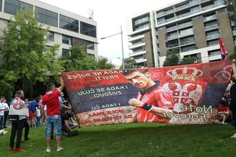 Demonstranten versammeln sich in Melbourne vor einem Hotel für Einwanderer, in dem Novak Djokovic untergebracht sein soll.