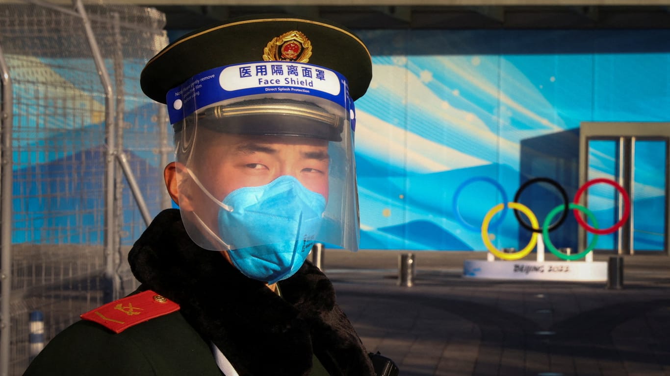 Polizist auf dem Olympiagelände von Peking: Durch die Omikron-Variante könnte die Corona-Politik des Landes ins Wanken geraten.