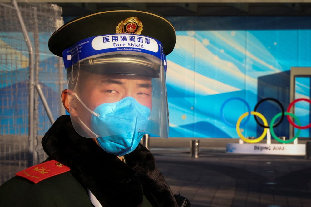 Polizist auf dem Olympiagelände von Peking: Durch die Omikron-Variante könnte die Corona-Politik des Landes ins Wanken geraten.