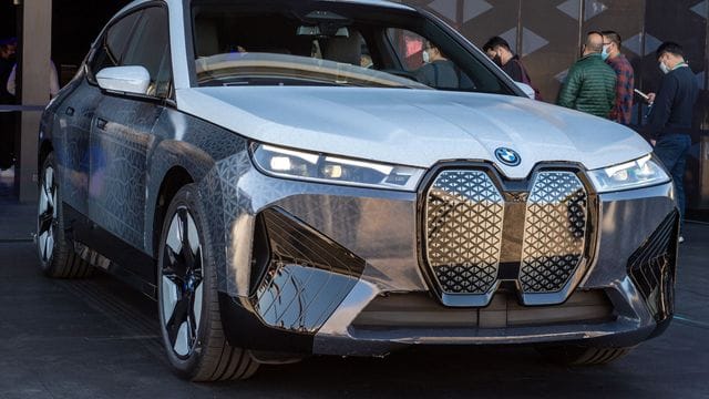 Das Auto des des Münchner Autoherstellers vom Typ BMW iX Flow.