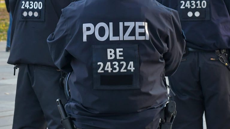 Polizisten in Berlin (Symbolbild): Die Jugendliche wurde in einer Wohnung in Reinickendorf gefunden.