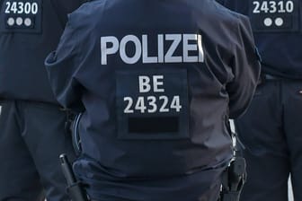 Polizisten in Berlin (Symbolbild): Die Jugendliche wurde in einer Wohnung in Reinickendorf gefunden.