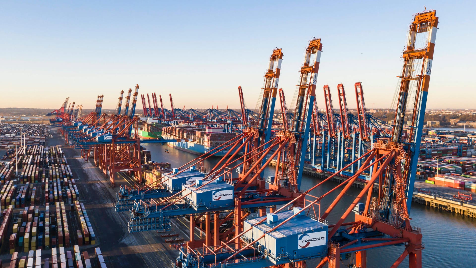 Container im Hamburger Hafen (Symbolbild): Die deutschen Exporte sind überraschend gestiegen. Container im Hamburger Hafen (Symbolbild): Die deutschen Exporte sind überraschend gestiegen.