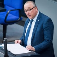 Jens Maier während einer Sitzung des Deutschen Bundestags (Archivbild): Er wurde vom sächsischen Verfassungsschutz als Rechtsextremist eingestuft.