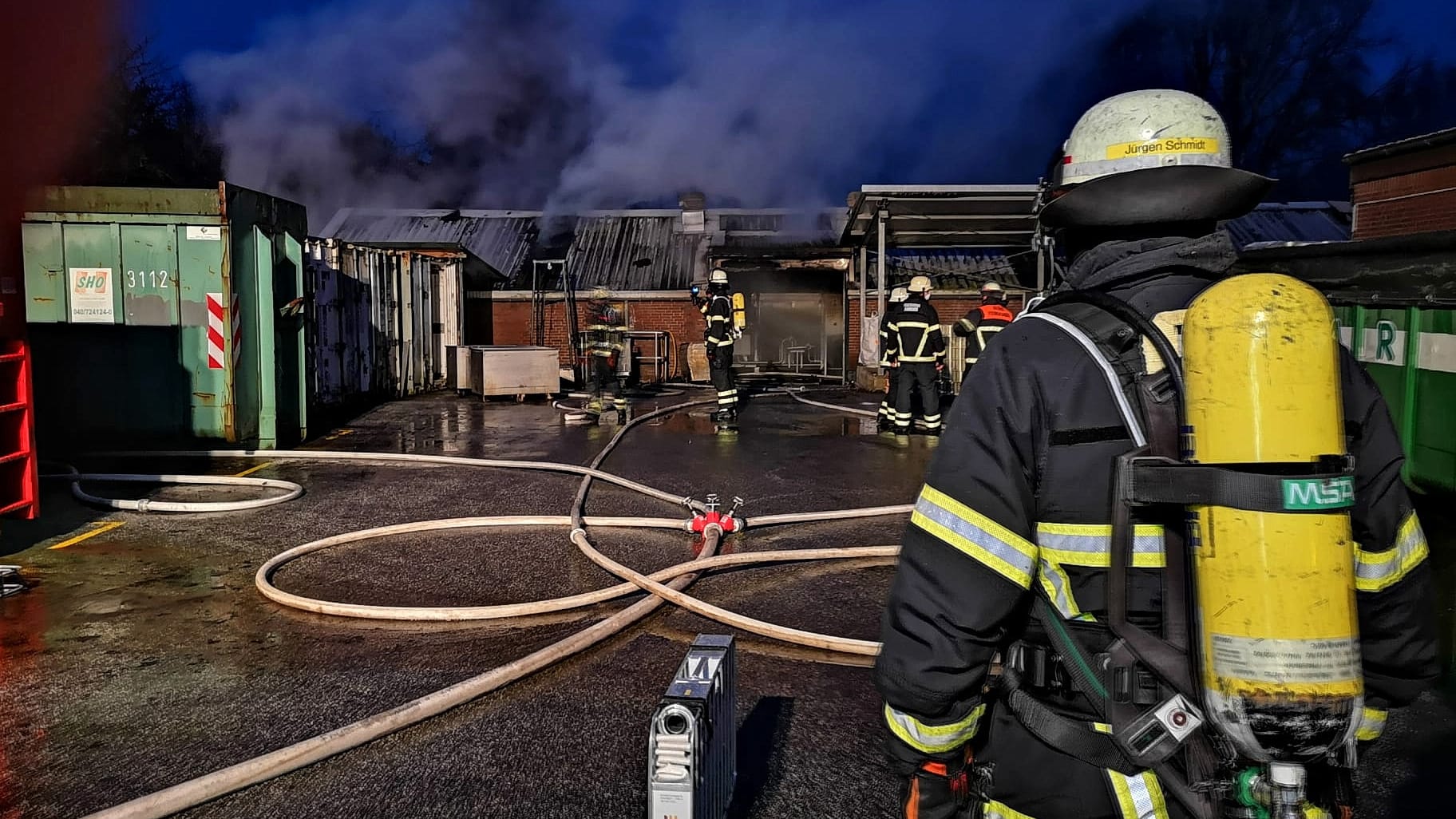 Feuerwehrleute bei den Löscharbeiten: Es kommt zu einer starken Rauchentwicklung. Feuerwehrleute bei den Löscharbeiten: Es kommt zu einer starken Rauchentwicklung.