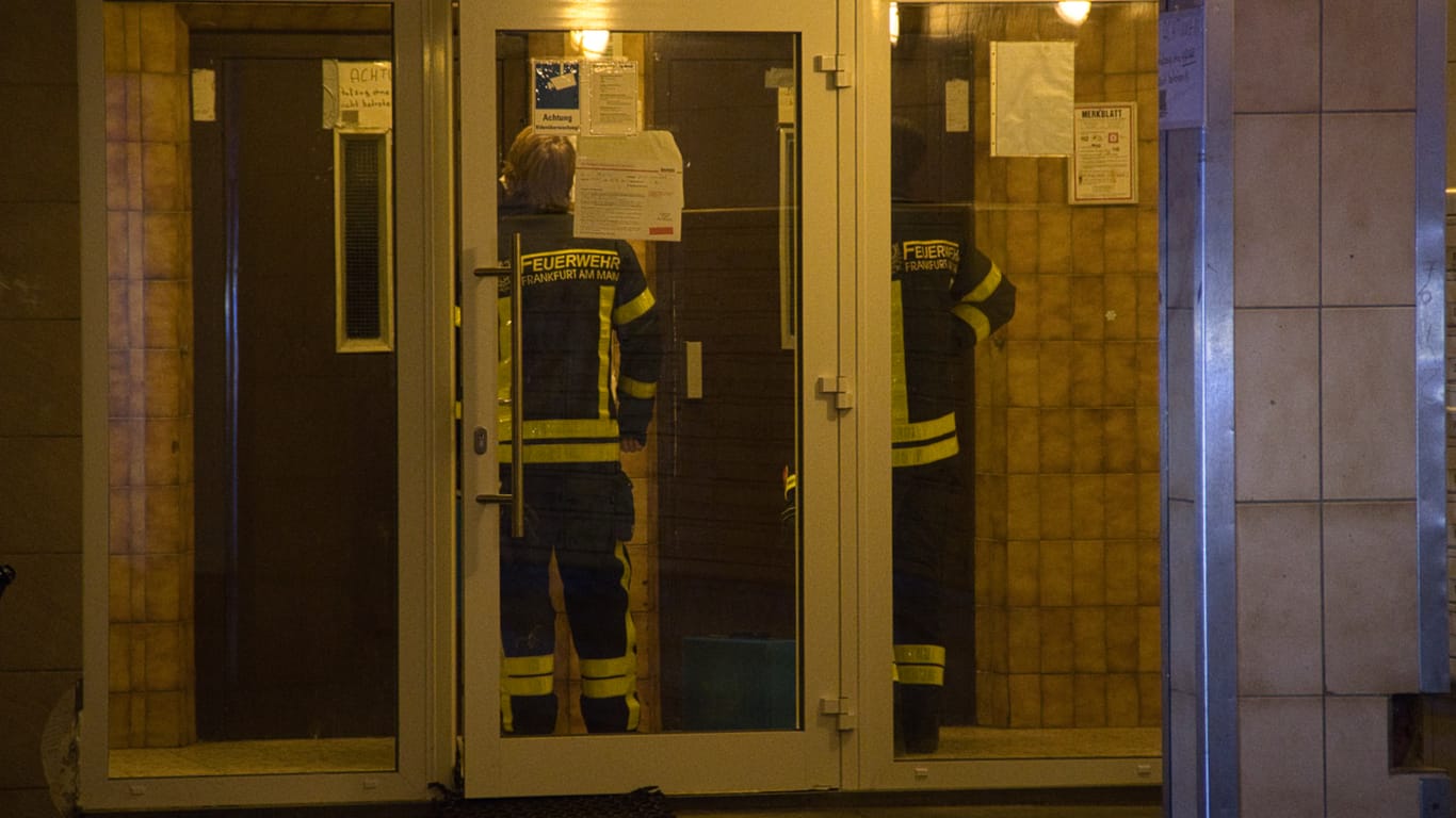 Feuerwehrleute am Eingang des Hochhauses: Im zwölften Stock hatte jemand auf dem Balkon gegrillt.