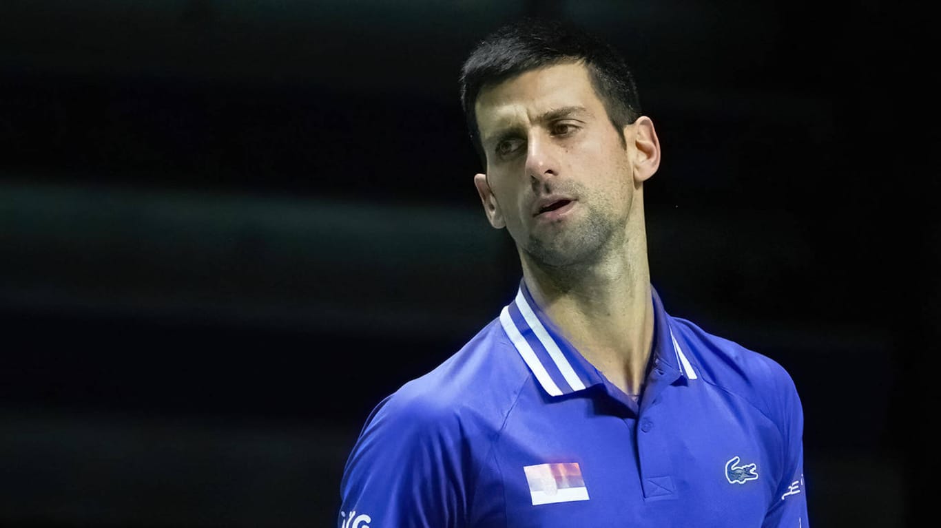 Novak Djokovic: Der Tennisstar befindet sich aktuell in einem Abschiebehotel und will dieses so schnell wie möglich verlassen.