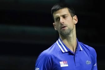 Novak Djokovic: Der Tennisstar befindet sich aktuell in einem Abschiebehotel und will dieses so schnell wie möglich verlassen.