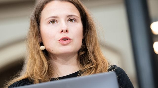 "Wir fordern von einen verbindlichen Gasausstieg bis spätestens 2035": Luisa Neubauer von Fridays for Future. "Wir fordern von einen verbindlichen Gasausstieg bis spätestens 2035": Luisa Neubauer von Fridays for Future.