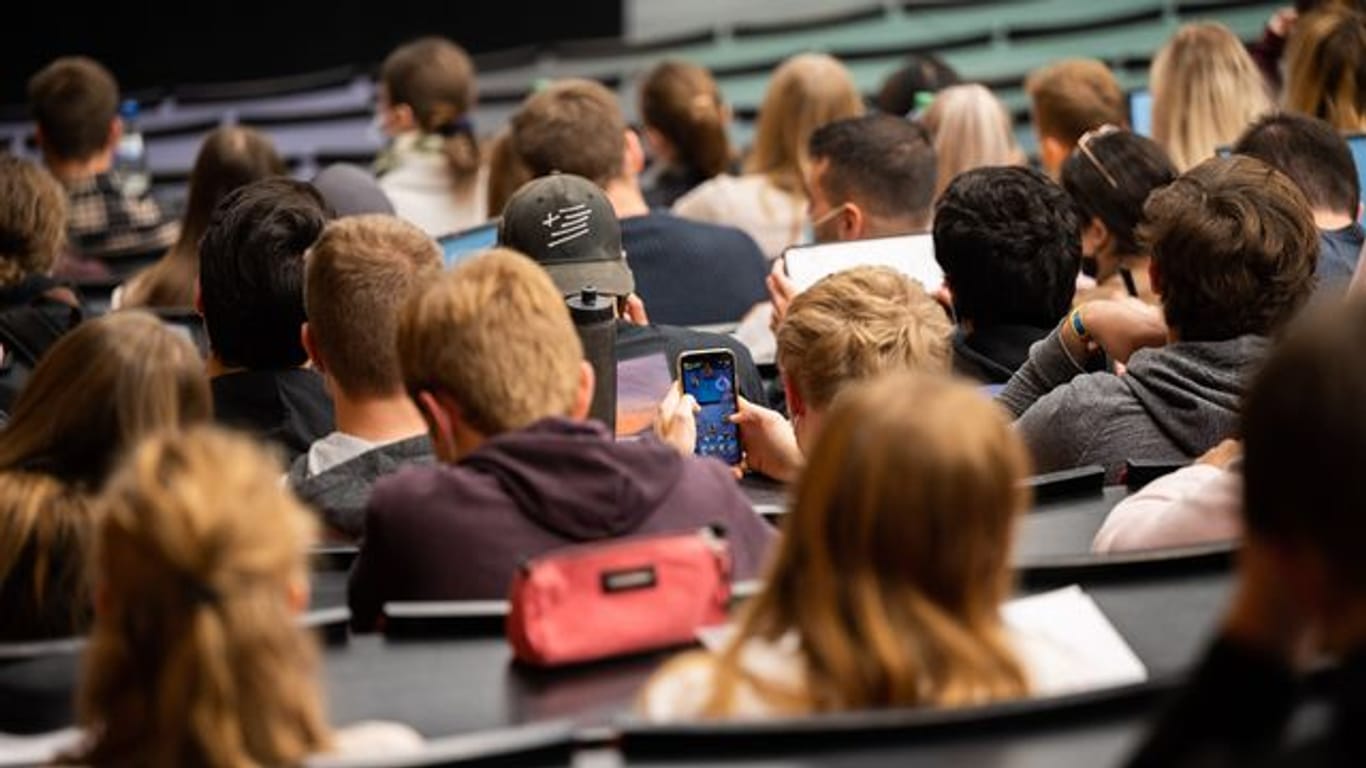 Studierende während einer Vorlesung: Das Deutsche Studentenwerk fordert, dass Hochschulen so lange offen bleiben müssen, wie möglich.