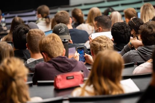 Studierende während einer Vorlesung: Das Deutsche Studentenwerk fordert, dass Hochschulen so lange offen bleiben müssen, wie möglich.