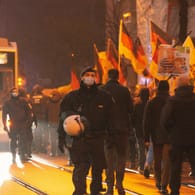 Polizeibeamte bei einer Corona-Demo in Düsseldorf (Archivbild): Eine stehende Kundgebung sei am Wochenende erlaubt, ein Marsch hingegen nicht.