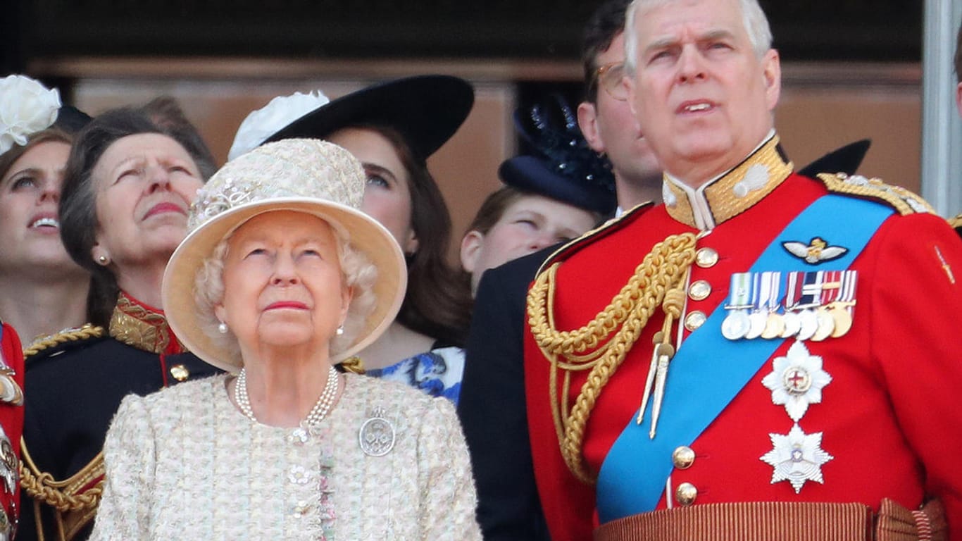 Queen Elizabeth II. und ihr Sohn Prinz Andrew: Offenbar könnte sie ihn schon bald nicht mehr finanziell unterstützen.
