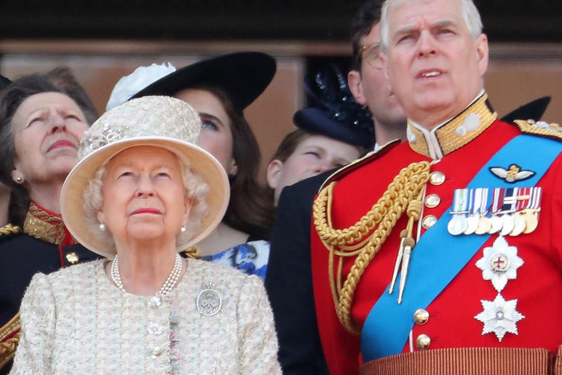 Queen Elizabeth II. und ihr Sohn Prinz Andrew: Offenbar könnte sie ihn schon bald nicht mehr finanziell unterstützen.