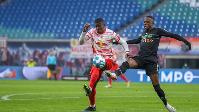 Der Leipziger Nordi Mukiele (l) soll bei Atlético auf dem Zettel stehen. Der Leipziger Nordi Mukiele (l) soll bei Atlético auf dem Zettel stehen.