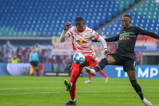 Der Leipziger Nordi Mukiele (l) soll bei Atlético auf dem Zettel stehen.