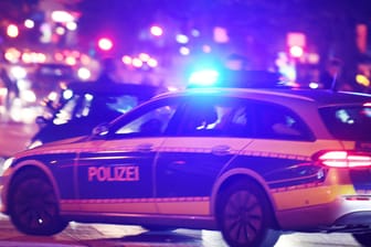 Ein Fahrzeug der Polizei Hamburg im Einsatz (Symbolbild): Der flüchtende Autofahrer krachte gegen ein Polizeiauto, das ihm den Weg versperrte.