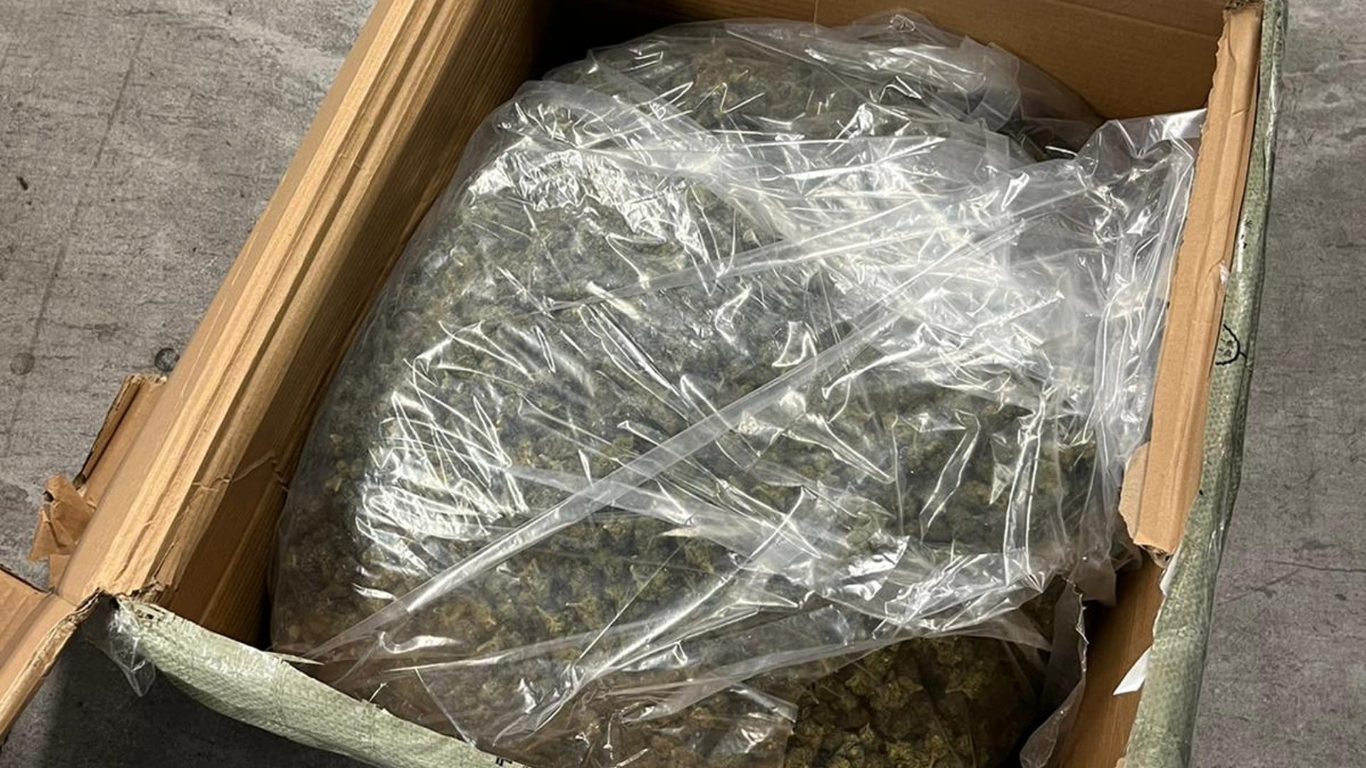 Acht Kilo Cannabis in einem Paket: Der Zoll war durch auffällige Schattierungen im Röntgenbild aufmerksam geworden. Acht Kilo Cannabis in einem Paket: Der Zoll war durch auffällige Schattierungen im Röntgenbild aufmerksam geworden.