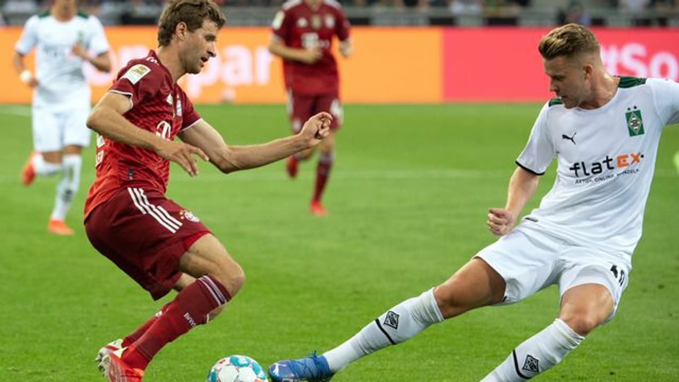 Thomas Müller (l) sieht die Corona-Situation beim FC Bayern nicht so dramatisch.