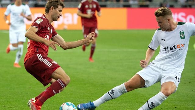 Thomas Müller (l) sieht die Corona-Situation beim FC Bayern nicht so dramatisch. Thomas Müller (l) sieht die Corona-Situation beim FC Bayern nicht so dramatisch.