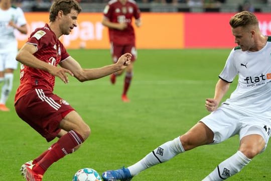 Thomas Müller (l) sieht die Corona-Situation beim FC Bayern nicht so dramatisch.