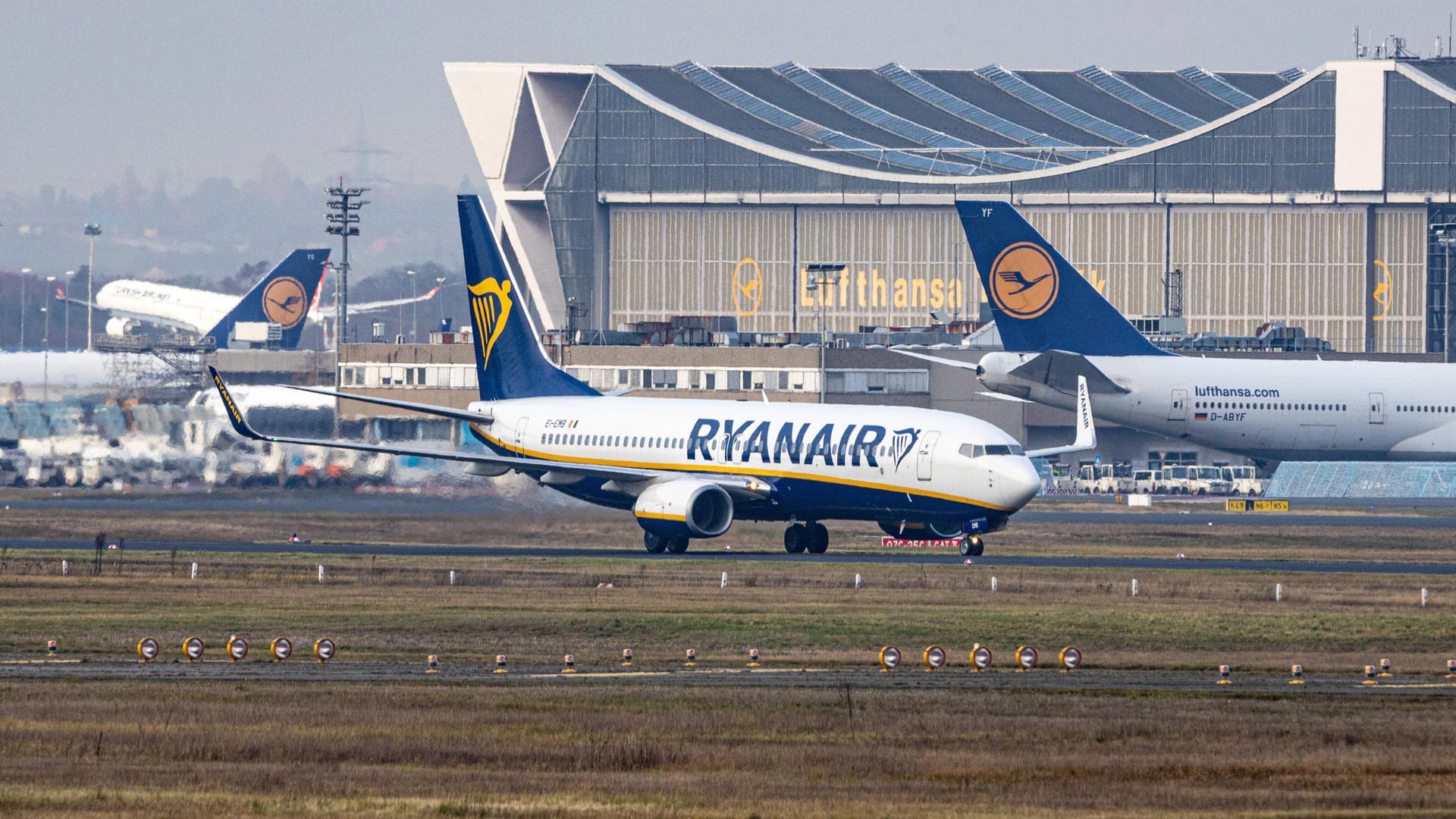 Eine Ryanair-Maschine am Flughafen Frankfurt (Symbolbild): Die Billigairline will ab April ihre Maschinen an anderen Standorten platzieren. Eine Ryanair-Maschine am Flughafen Frankfurt (Symbolbild): Die Billigairline will ab April ihre Maschinen an anderen Standorten platzieren.
