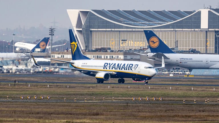 Eine Ryanair-Maschine am Flughafen Frankfurt (Symbolbild): Die Billigairline will ab April ihre Maschinen an anderen Standorten platzieren.