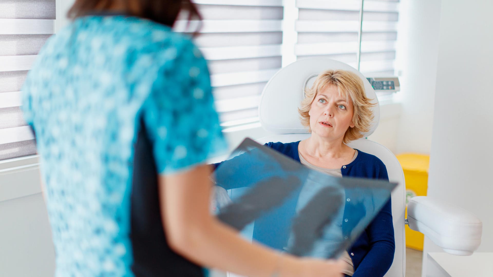 Eine Ärztin bespricht mit einer Patientin ein Röntgenbild.