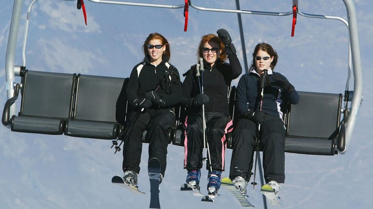 Sarah Ferguson 2004 mit ihren Töchtern Beatrice und Eugenie in Verbier: Die Familie fährt dorthin seit Jahren zum Skifahren.