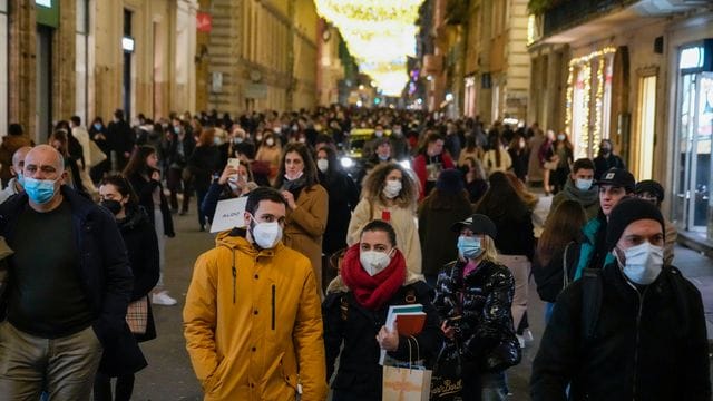 Menschen auf einer Einkaufsstraße in Rom.