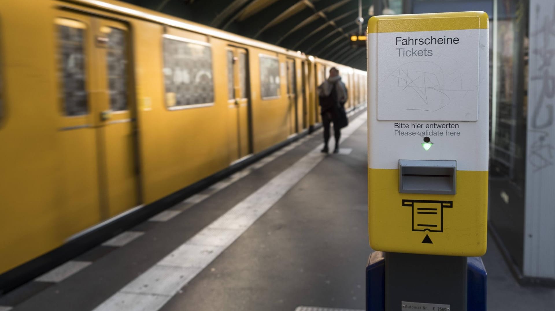 Fahrschein-Entwerter in Berlin: Schwarzfahrer könnten bald nicht mehr zu Haftstrafen verurteilt werden. (Symbolfoto)