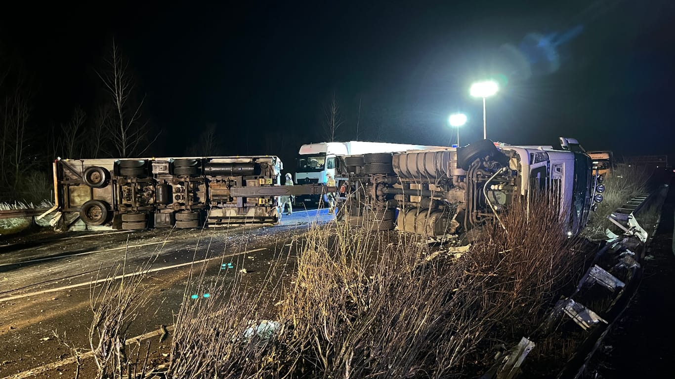 Ein Lastwagen liegt bei Hämelerwald quer auf der Autobahn 2 Richtung Berlin.