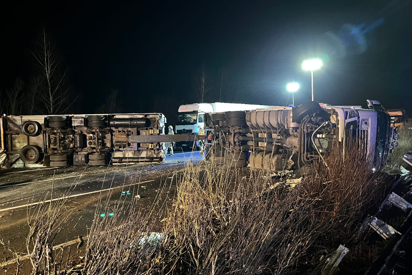 Ein Lastwagen liegt bei Hämelerwald quer auf der Autobahn 2 Richtung Berlin.