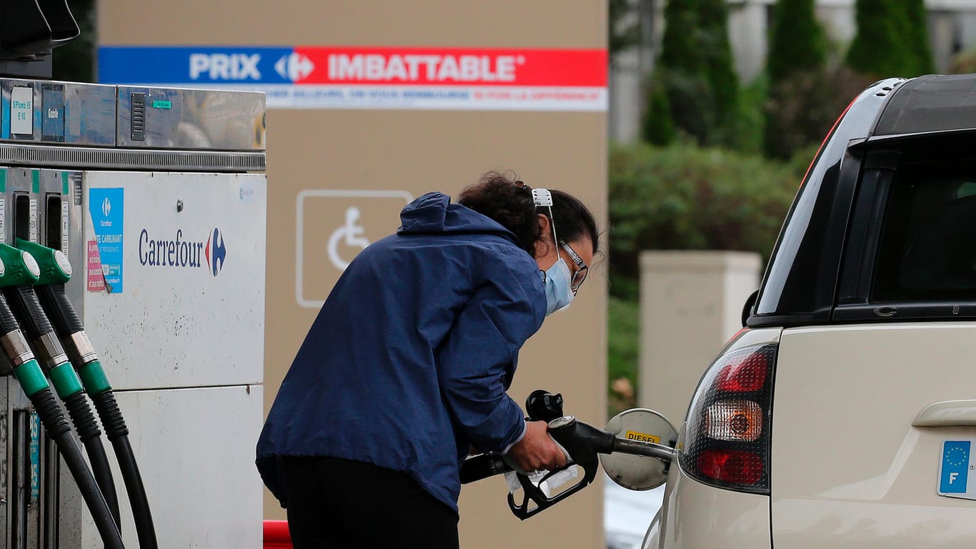 Eine Frau betankt ihr Auto an einer Tankstelle im Südwesten Frankreichs (Symbolbild): Vor allem hohe Energiepreise trieben die Inflation zum Jahresende auf ein Rekordhoch.