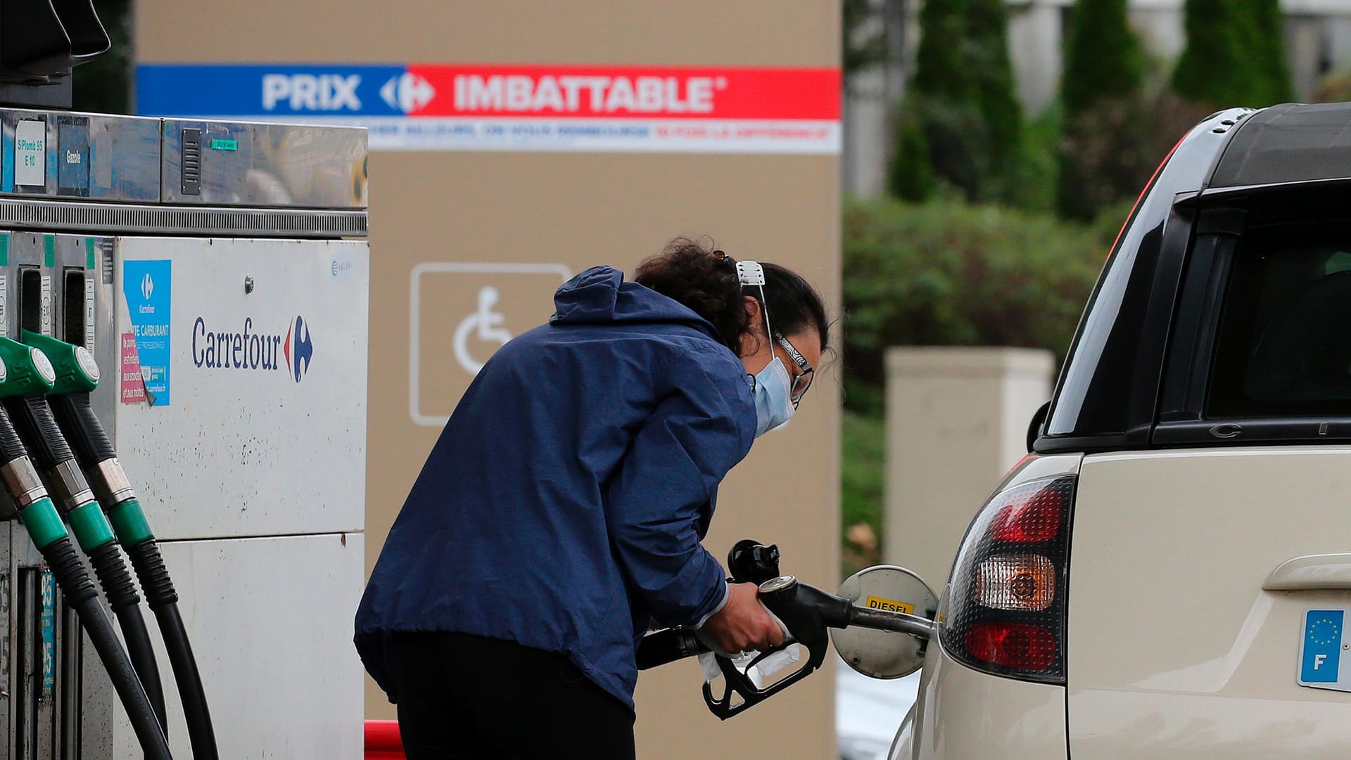 Eine Frau betankt ihr Auto an einer Tankstelle im Südwesten Frankreichs (Symbolbild): Vor allem hohe Energiepreise trieben die Inflation zum Jahresende auf ein Rekordhoch. Eine Frau betankt ihr Auto an einer Tankstelle im Südwesten Frankreichs (Symbolbild): Vor allem hohe Energiepreise trieben die Inflation zum Jahresende auf ein Rekordhoch.