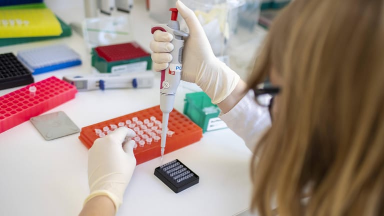 Laborantin in einem PCR-Labor in Berlin: Die Testkapazitäten könnten knapp werden.