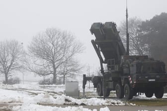 Ein Patriot-Raketensystem der Bundeswehr (Symbolbild): In Deutschland lagern offenbar zahlreiche alte Raketen, die sich selbst entzünden könnten.