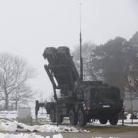 Ein Patriot-Raketensystem der Bundeswehr (Symbolbild): In Deutschland lagern offenbar zahlreiche alte Raketen, die sich selbst entzünden könnten.